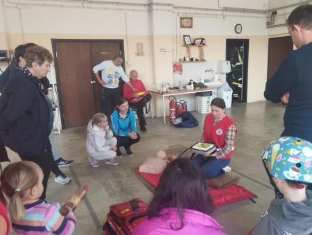 Prikaz uporabe defibrilatorja 